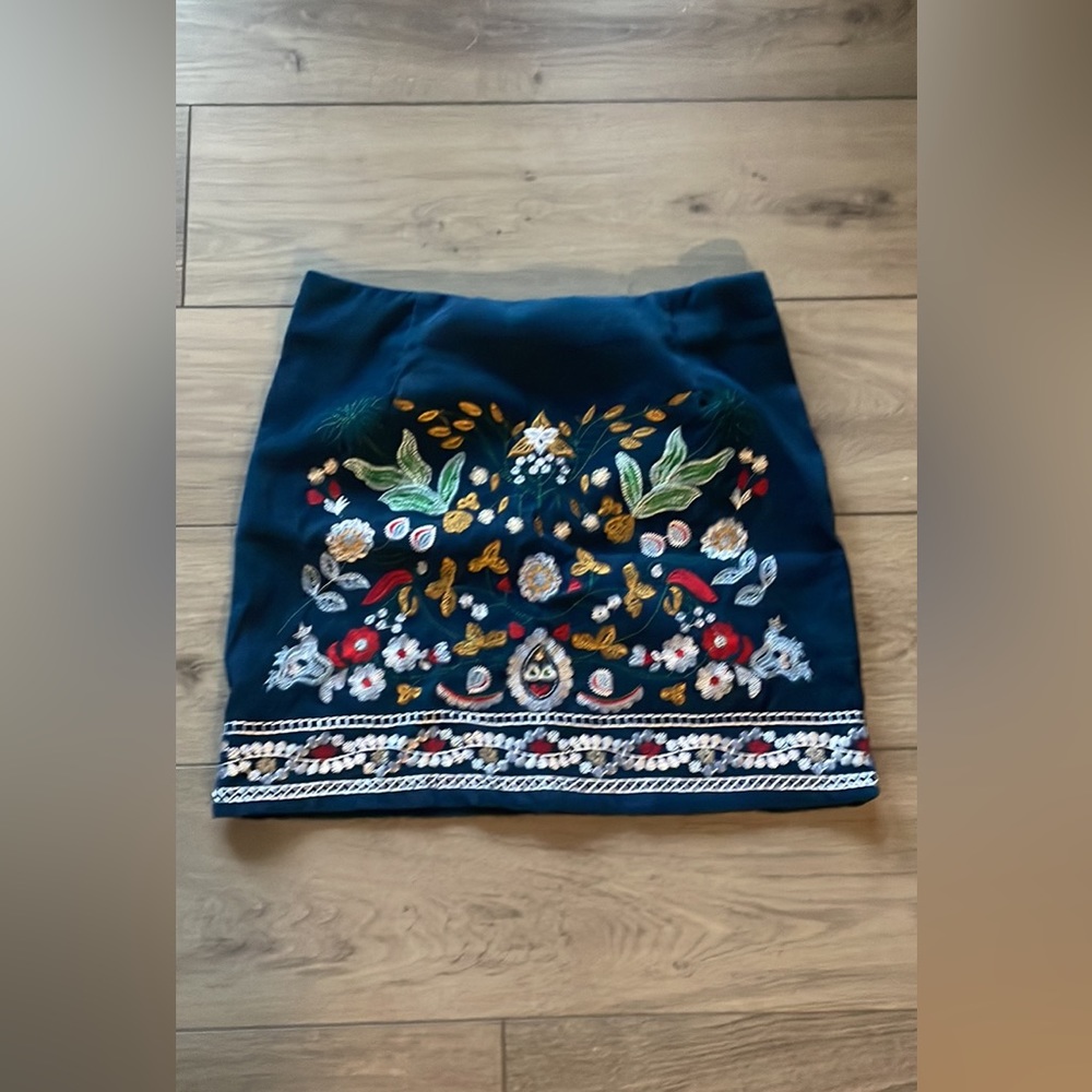 Embroidered blue corduroy mini skirt - size medium